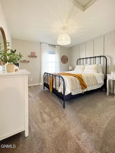 Bedroom - 5996 Juniper Dr NW, Williston, ND 58801 photo 2 of 7
