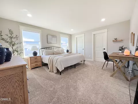 Bedroom - 5996 Juniper Dr NW, Williston, ND 58801 photo 4 of 7