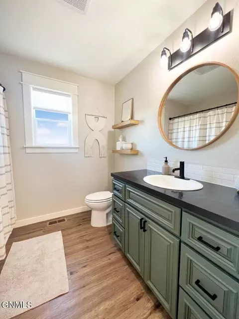 Bath - 5996 Juniper Dr NW, Williston, ND 58801 photo 2 of 2