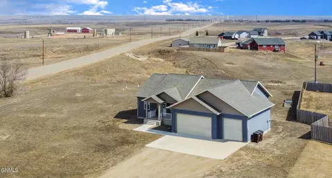 Exterior - 5996 Juniper Dr NW, Williston, ND 58801 photo 2 of 5
