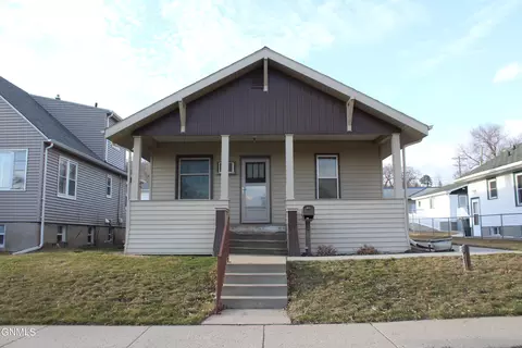 906 1st St NE, Mandan, ND 58554