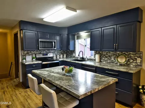 Kitchen - 918 8th Ave W, Williston, ND 58801 photo 3 of 8