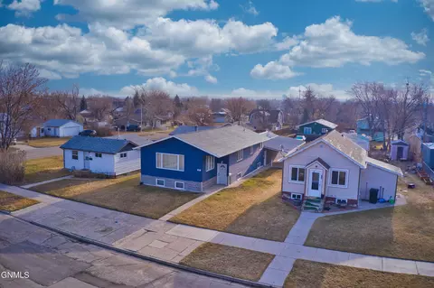 View/Area - 918 8th Ave W, Williston, ND 58801 photo 1 of 3