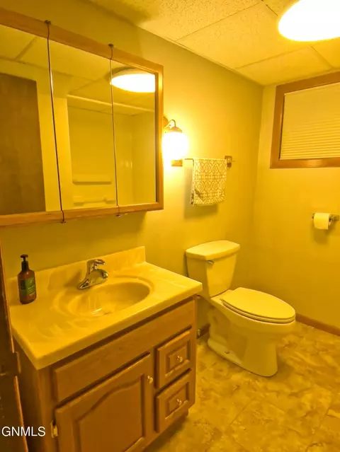 Bath - 918 8th Ave W, Williston, ND 58801 photo 4 of 4