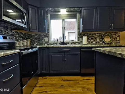 Kitchen - 918 8th Ave W, Williston, ND 58801 photo 5 of 8