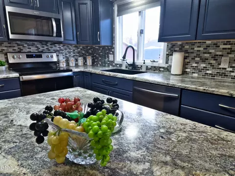Kitchen - 918 8th Ave W, Williston, ND 58801 photo 4 of 8
