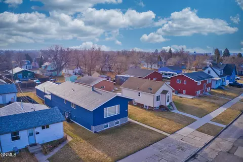 View/Area - 918 8th Ave W, Williston, ND 58801 photo 2 of 3