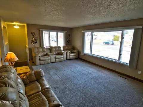 Living - 918 8th Ave W, Williston, ND 58801 photo 5 of 6