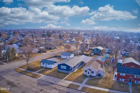 View/Area - 918 8th Ave W, Williston, ND 58801 photo 3 of 3
