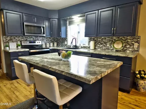 Kitchen - 918 8th Ave W, Williston, ND 58801 photo 2 of 8