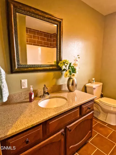 Bath - 918 8th Ave W, Williston, ND 58801 photo 1 of 4