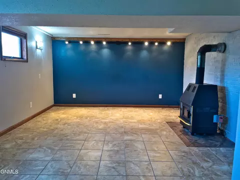 Exterior - 918 8th Ave W, Williston, ND 58801 photo 2 of 4