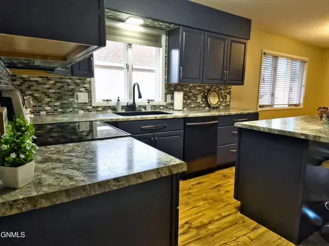 Kitchen - 918 8th Ave W, Williston, ND 58801 photo 6 of 8