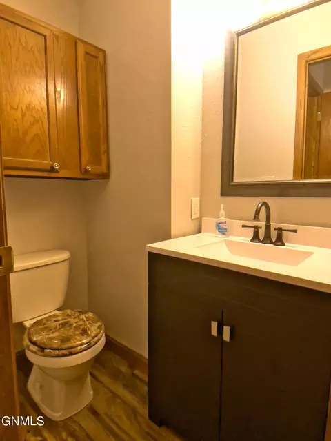 Bath - 918 8th Ave W, Williston, ND 58801 photo 3 of 4