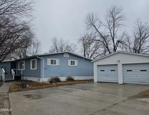 1324 Western Park Vlg SW, Jamestown, ND 58401
