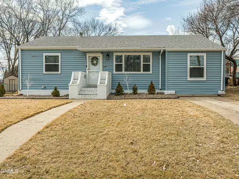 1724 4th St, Bismarck, ND 58501