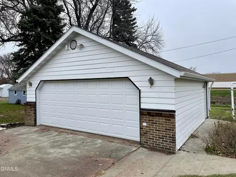 Exterior - 104 7th St, Finley, ND 58230 photo 2 of 7