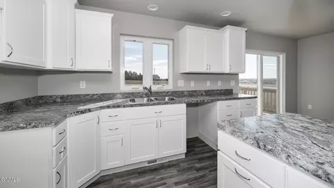 Kitchen - 1706 Blackstone Lp W, Beulah, ND 58523 photo 3 of 6