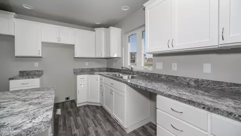 Kitchen - 1706 Blackstone Lp W, Beulah, ND 58523 photo 5 of 6