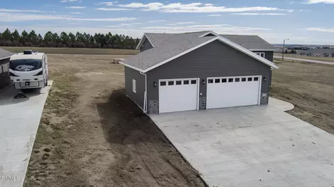 Exterior - 1706 Blackstone Lp W, Beulah, ND 58523 photo 5 of 8