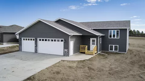 Exterior - 1706 Blackstone Lp W, Beulah, ND 58523 photo 4 of 8