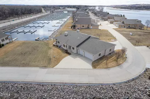 905 Southport Loop, Bismarck, ND 58504
