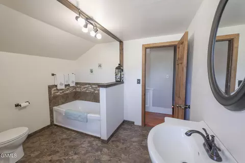 Bath - 253 Blacktail Dr, Williston, ND 58801 photo 3 of 5