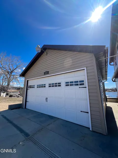 Exterior - 253 Blacktail Dr, Williston, ND 58801 photo 4 of 8