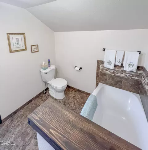 Bath - 253 Blacktail Dr, Williston, ND 58801 photo 5 of 5
