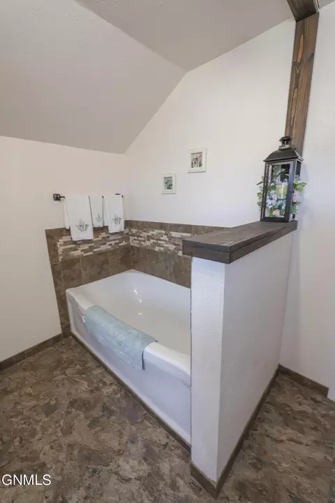 Bath - 253 Blacktail Dr, Williston, ND 58801 photo 4 of 5