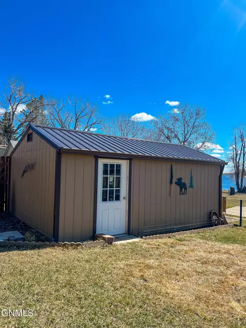 Exterior - 253 Blacktail Dr, Williston, ND 58801 photo 6 of 8