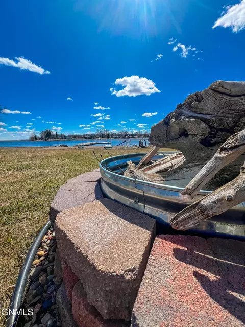 View/Area - 253 Blacktail Dr, Williston, ND 58801 photo 10 of 11