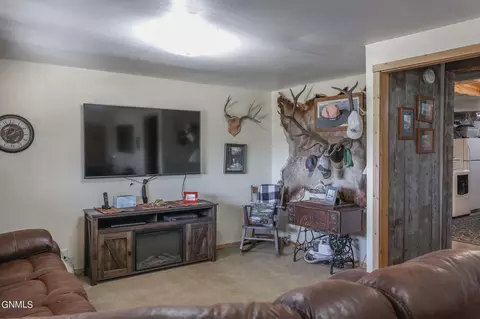Living - 253 Blacktail Dr, Williston, ND 58801 photo 3 of 4
