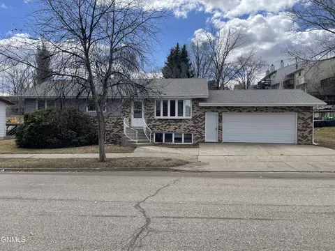 509 Lohstreter Rd, Mandan, ND 58554