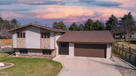 1010 9th St SW, Jamestown, ND 58401