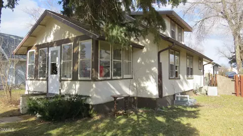 717 4th Ave SE, Jamestown, ND 58401