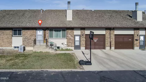 1988 Prairie Ave, Dickinson, ND 58601