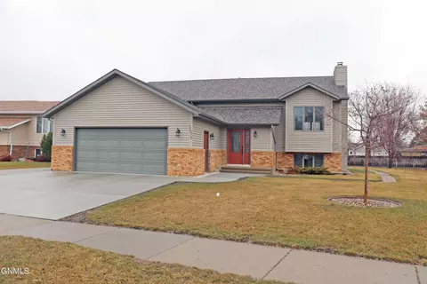 1675 Cologne Dr, Bismarck, ND 58504