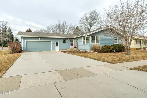 2402 Winchester Dr, Bismarck, ND 58503