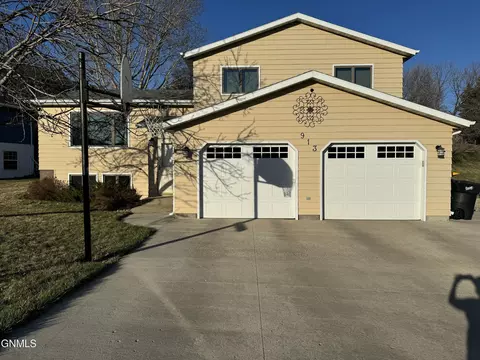 913 N 31st St, Bismarck, ND 58501