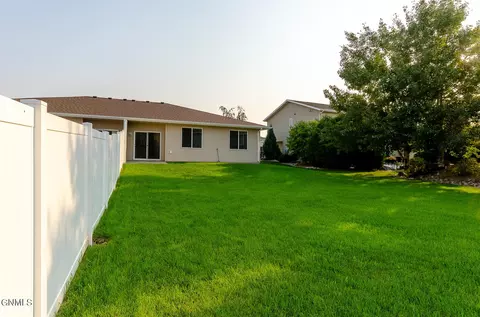 Exterior - 948 Canada Ave, Bismarck, ND 58503 photo 7 of 15