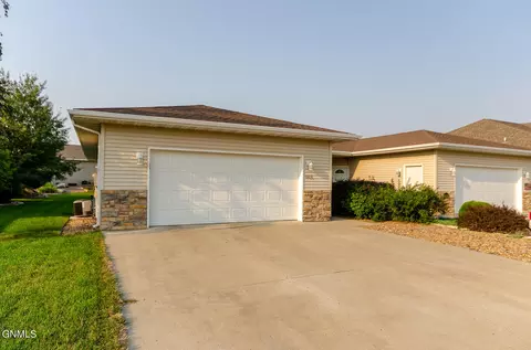 Exterior - 948 Canada Ave, Bismarck, ND 58503 photo 4 of 15