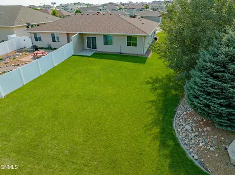 Exterior - 948 Canada Ave, Bismarck, ND 58503 photo 2 of 15