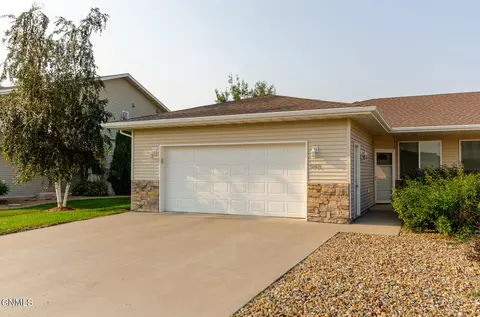 Exterior - 948 Canada Ave, Bismarck, ND 58503 photo 5 of 15