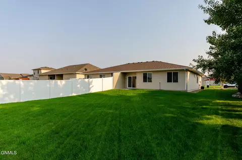 Exterior - 948 Canada Ave, Bismarck, ND 58503 photo 6 of 15