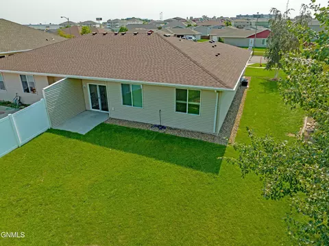 Exterior - 948 Canada Ave, Bismarck, ND 58503 photo 13 of 15