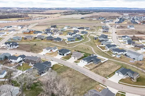 419 Live Oak Ln, Bismarck, ND 58504