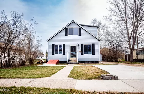 316 3rd St NE, Watford City, ND 58854