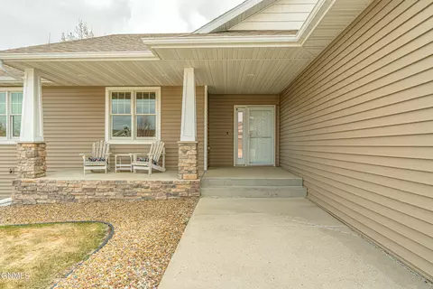 4709 Boulder Ridge Rd, Bismarck, ND 58503