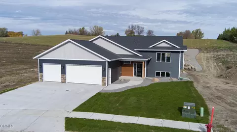5412 Titanium Dr, Bismarck, ND 58503